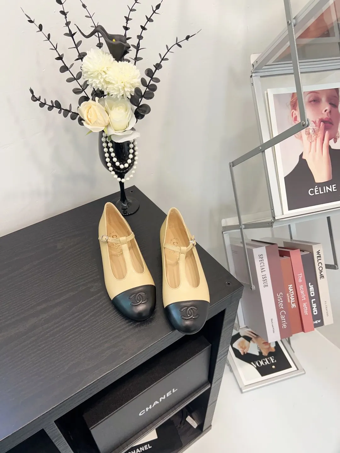 👟👟Ex-factory price 520👟👟 CHANEL Chanel classic three-color T-strap flat ballet shoes, Mary Jane shoes, Grandma Xiang’s consistent elegant ladylike temperament, full of high-end sense! It’s very nice on the feet~Whether it’s worn barefoot or paired with skirts or trousers, it’s very versatile! Incomparably beautiful! It’s so special. I’m very impressed with the details. (The version bought at the counter is developed and made according to the authentic 1:1 version. The details are perfect and more refined and durable. The upper foot is very pedicure-type. The key point is that it is very good and easy to control. ▪Fabric: Original custom-made mixed sheep. ▪Inner lining: imported sheepskin. ▪Outsole: Italian leather outsole. ▪Size: 35-39 (40, 41, 42 are custom-made and cannot be returned)